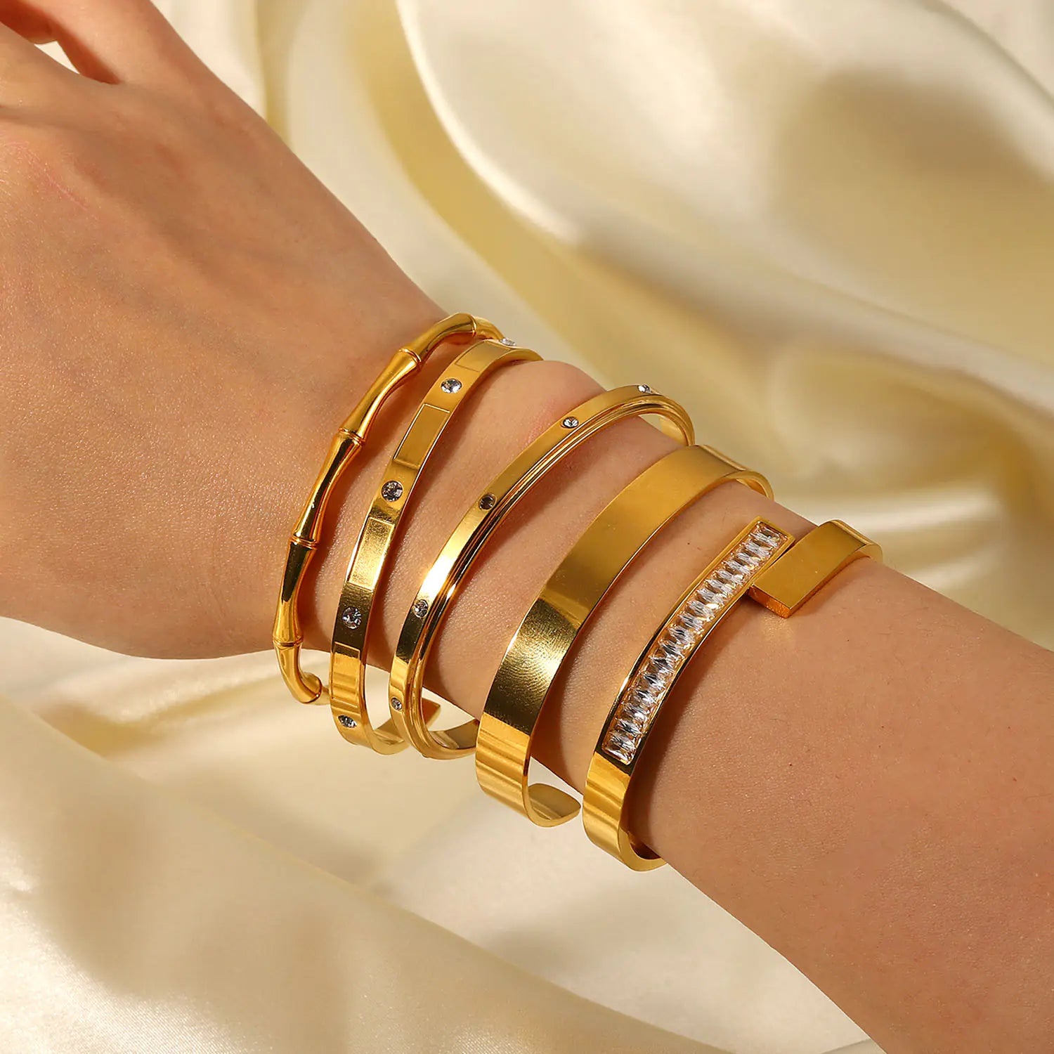 Vintage Stainless Steel Bangle Bracelet – Elegant Gold Plated